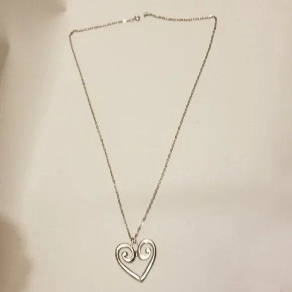 Vtg silvertone necklace with heart-shaped pendant - Picture 2 of 7